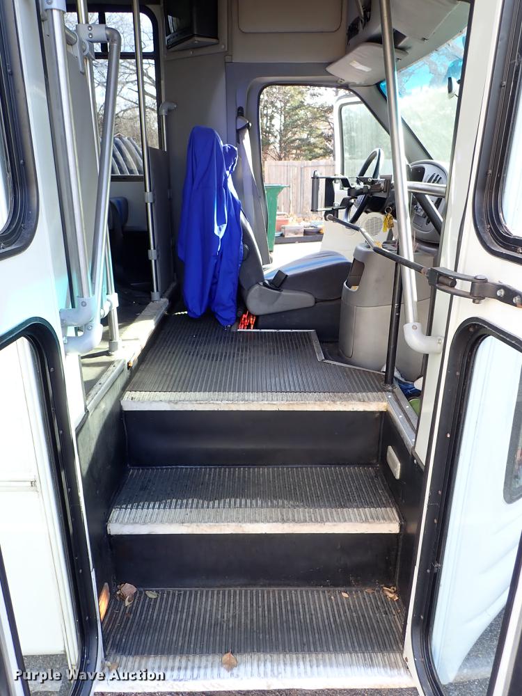 image for item DG2906 2000 Ford Econoline E450 shuttle bus