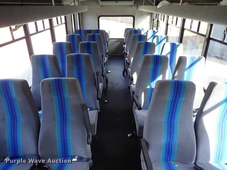 image for item DG2906 2000 Ford Econoline E450 shuttle bus