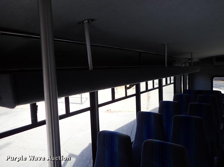 image for item DG2906 2000 Ford Econoline E450 shuttle bus