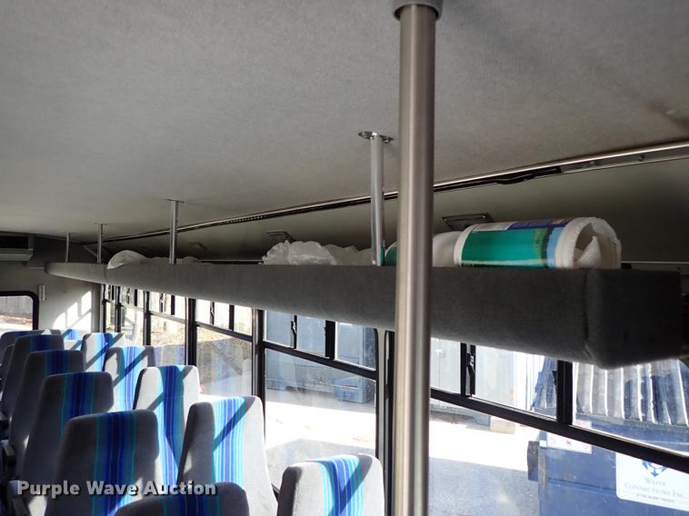 image for item DG2906 2000 Ford Econoline E450 shuttle bus