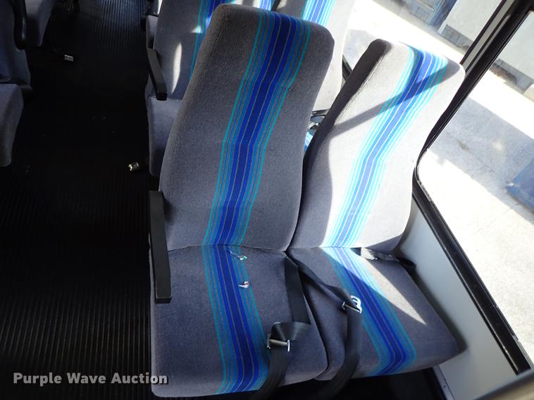 image for item DG2906 2000 Ford Econoline E450 shuttle bus