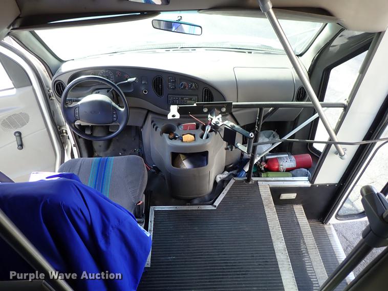 image for item DG2906 2000 Ford Econoline E450 shuttle bus