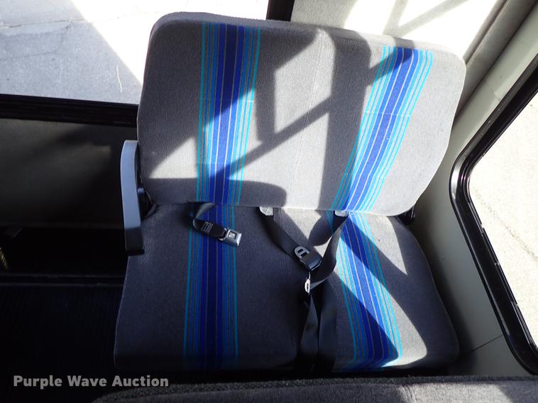 image for item DG2906 2000 Ford Econoline E450 shuttle bus