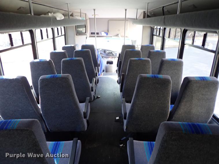 image for item DG2906 2000 Ford Econoline E450 shuttle bus