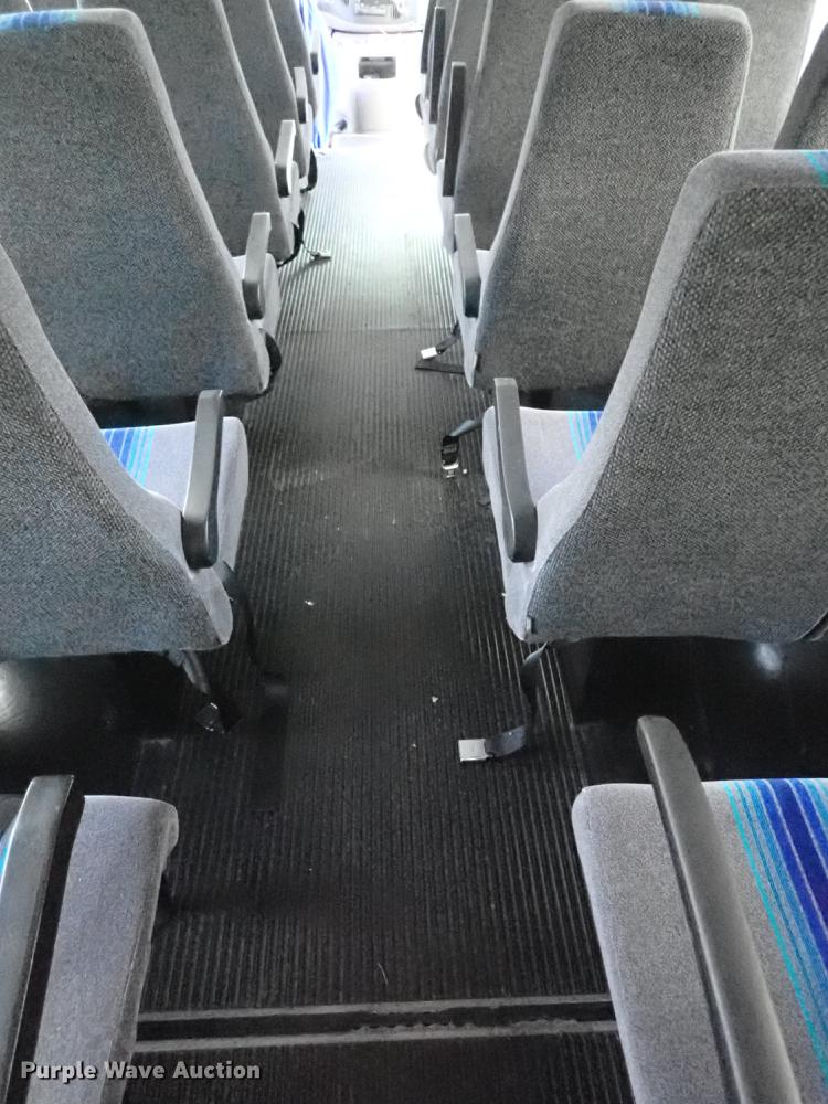 image for item DG2906 2000 Ford Econoline E450 shuttle bus