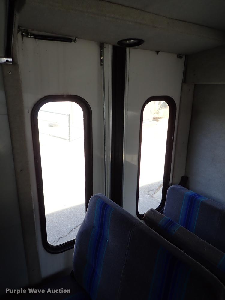 image for item DG2906 2000 Ford Econoline E450 shuttle bus