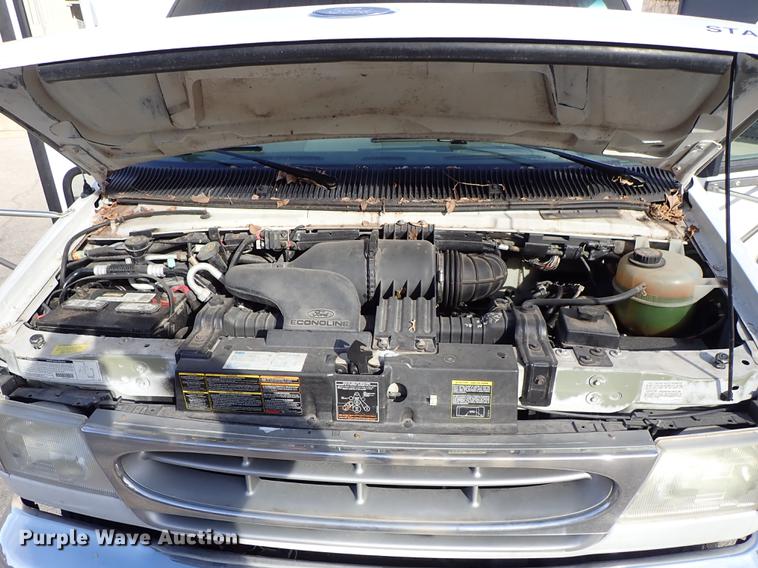 image for item DG2906 2000 Ford Econoline E450 shuttle bus