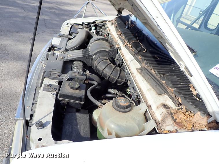 image for item DG2906 2000 Ford Econoline E450 shuttle bus