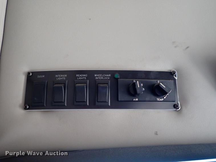 image for item DG2906 2000 Ford Econoline E450 shuttle bus