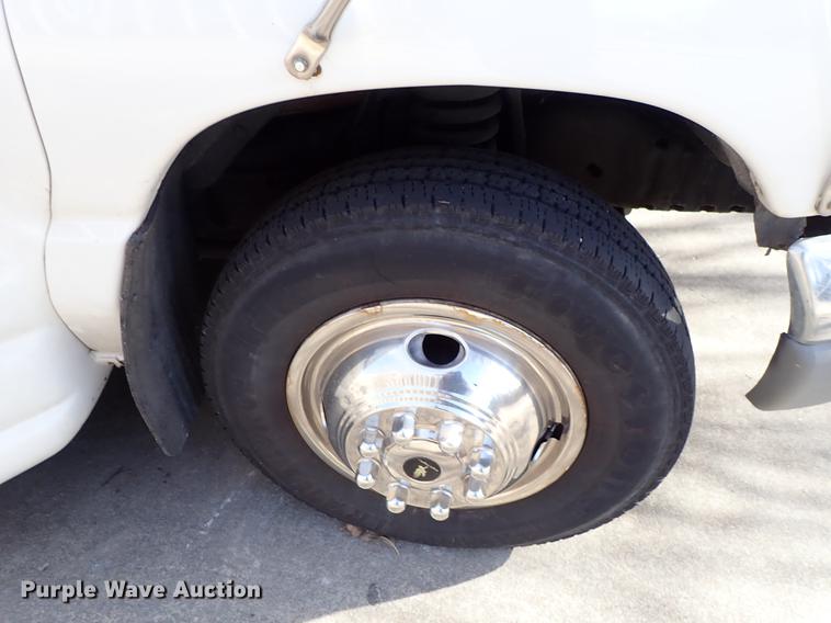 image for item DG2906 2000 Ford Econoline E450 shuttle bus