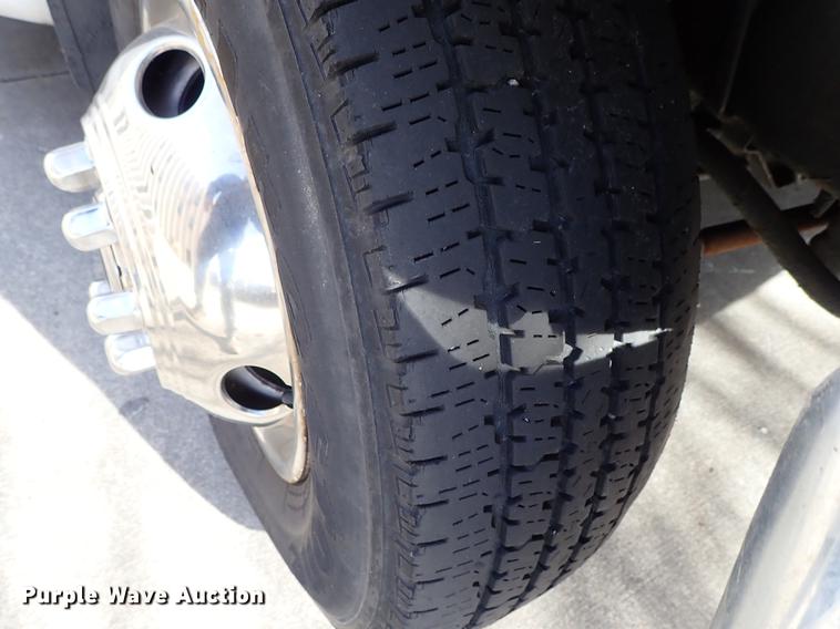 image for item DG2906 2000 Ford Econoline E450 shuttle bus