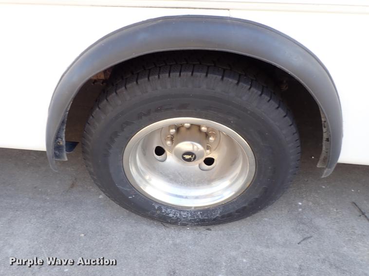 image for item DG2906 2000 Ford Econoline E450 shuttle bus