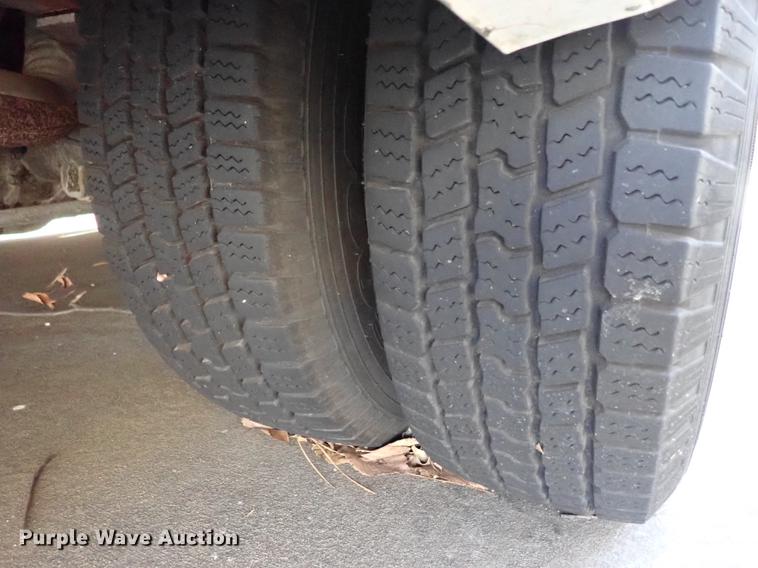 image for item DG2906 2000 Ford Econoline E450 shuttle bus