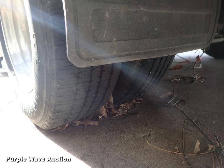 image for item DG2906 2000 Ford Econoline E450 shuttle bus