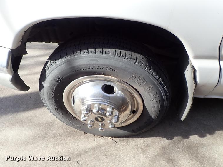 image for item DG2906 2000 Ford Econoline E450 shuttle bus