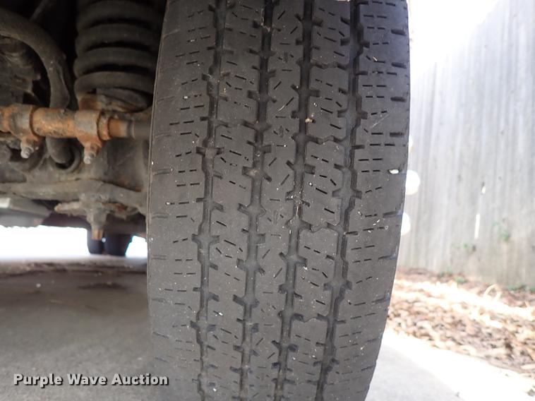 image for item DG2906 2000 Ford Econoline E450 shuttle bus