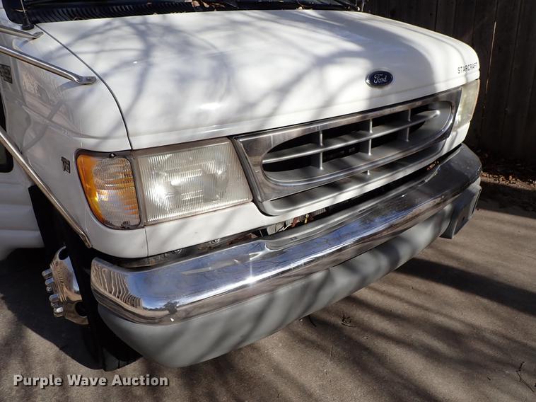 image for item DG2906 2000 Ford Econoline E450 shuttle bus