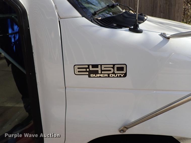 image for item DG2906 2000 Ford Econoline E450 shuttle bus