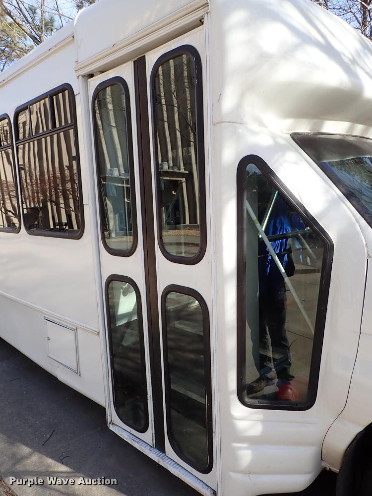 image for item DG2906 2000 Ford Econoline E450 shuttle bus
