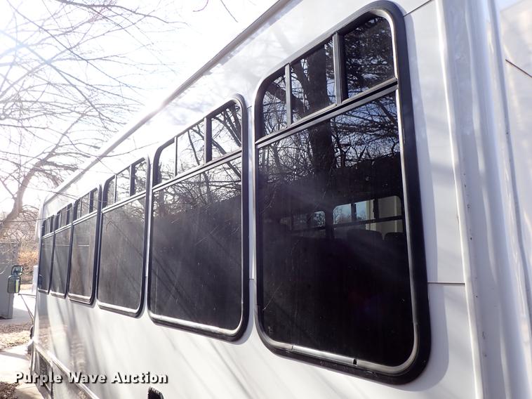 image for item DG2906 2000 Ford Econoline E450 shuttle bus