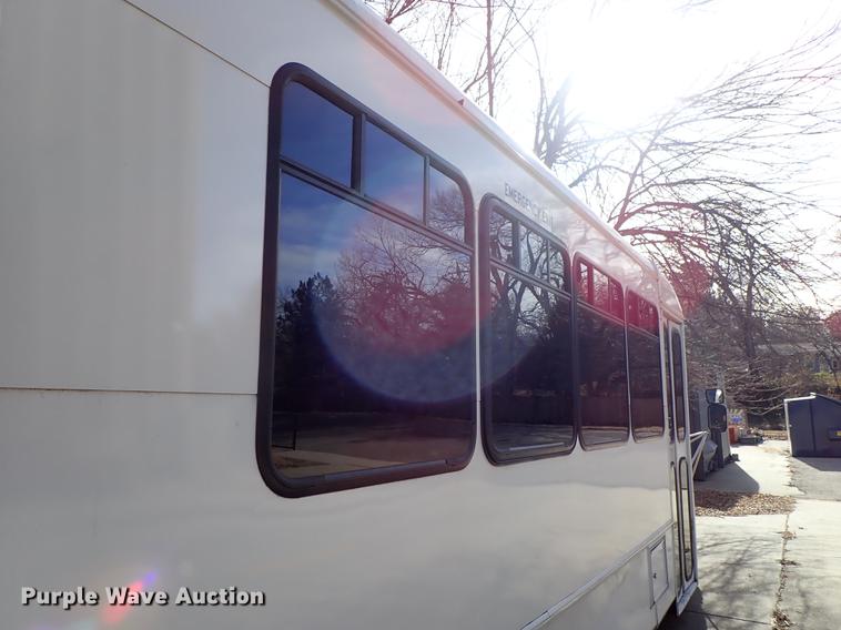 image for item DG2906 2000 Ford Econoline E450 shuttle bus