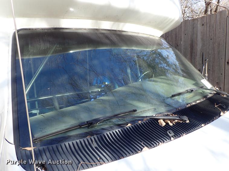 image for item DG2906 2000 Ford Econoline E450 shuttle bus
