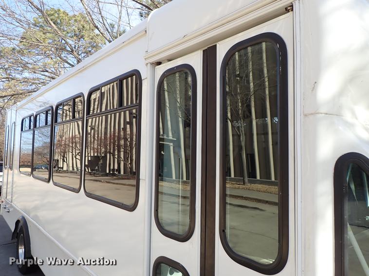 image for item DG2906 2000 Ford Econoline E450 shuttle bus
