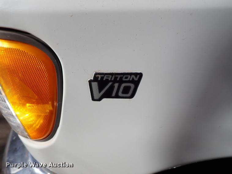 image for item DG2906 2000 Ford Econoline E450 shuttle bus