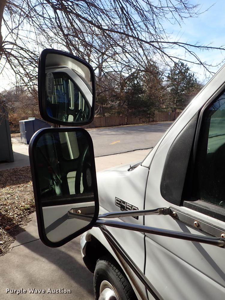 image for item DG2906 2000 Ford Econoline E450 shuttle bus