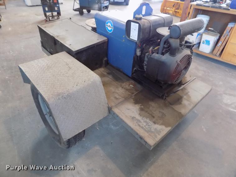 image for item DY9178 Miller AEAD-200LE welder