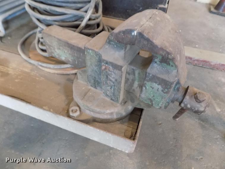 image for item DY9178 Miller AEAD-200LE welder