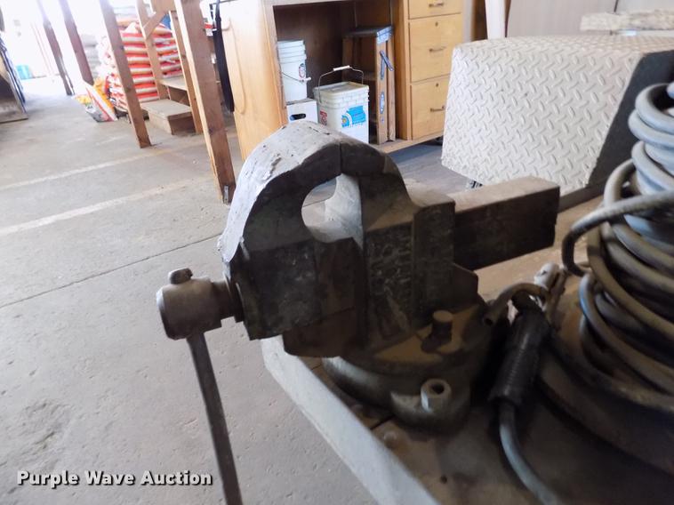 image for item DY9178 Miller AEAD-200LE welder