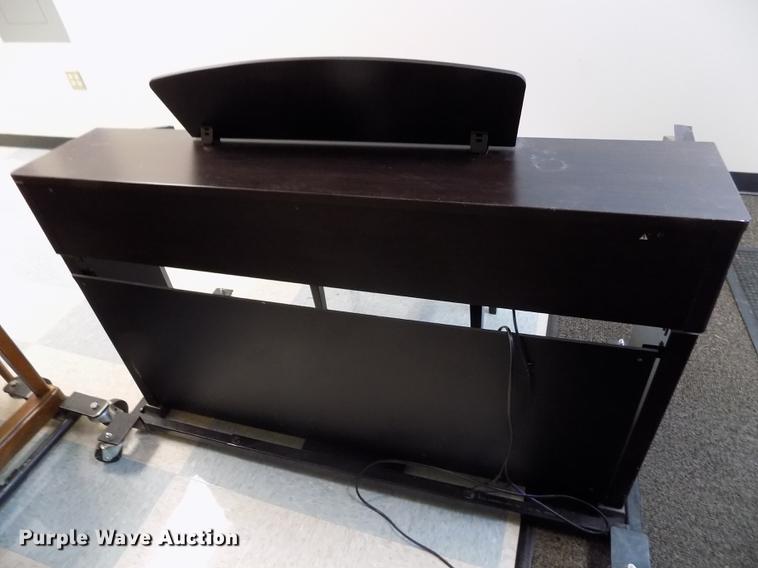 image for item DY9190 Yamaha Clavinova CLP130 electric piano