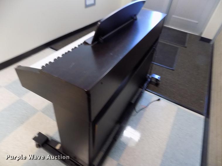 image for item DY9190 Yamaha Clavinova CLP130 electric piano