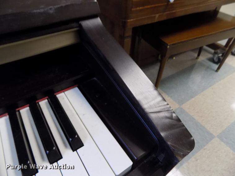 image for item DY9190 Yamaha Clavinova CLP130 electric piano