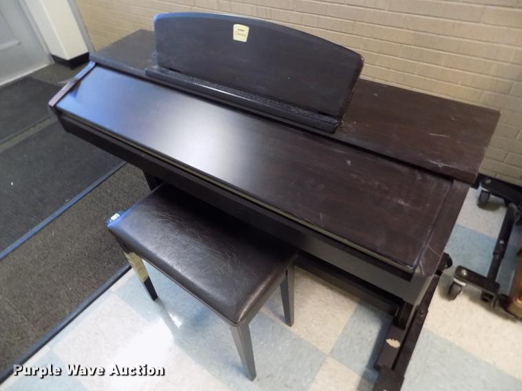 image for item DY9190 Yamaha Clavinova CLP130 electric piano