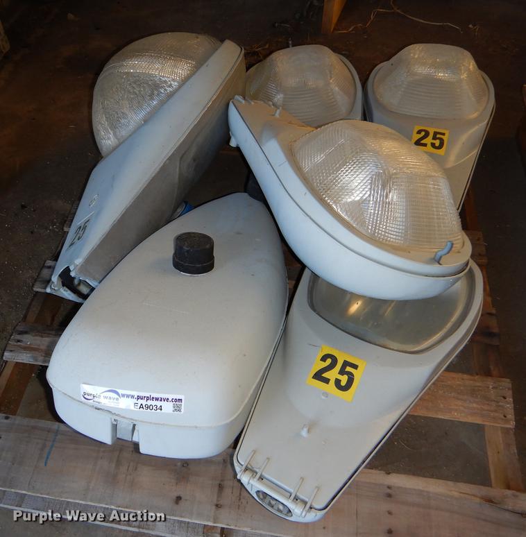 image for item EA9034 (17) high pressure sodium street lights