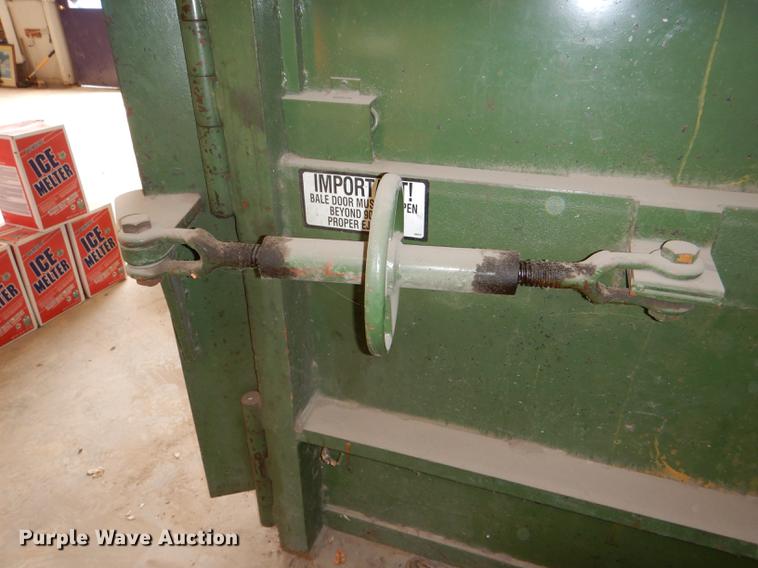 image for item EA9062 2005 PTR vertical cardboard baler