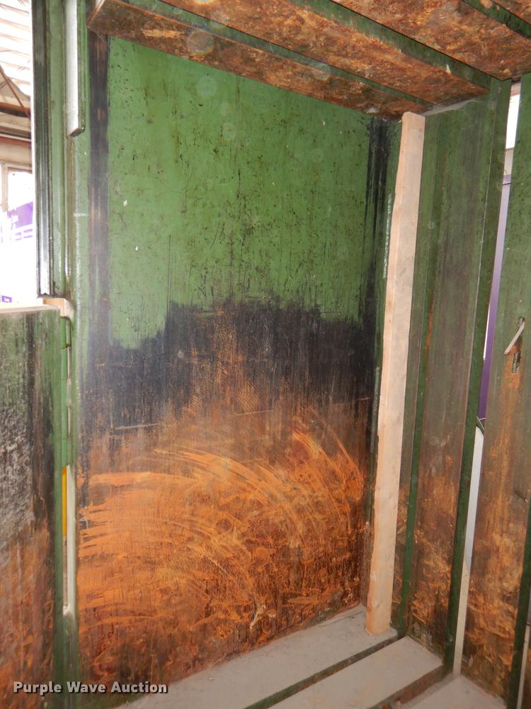 image for item EA9062 2005 PTR vertical cardboard baler