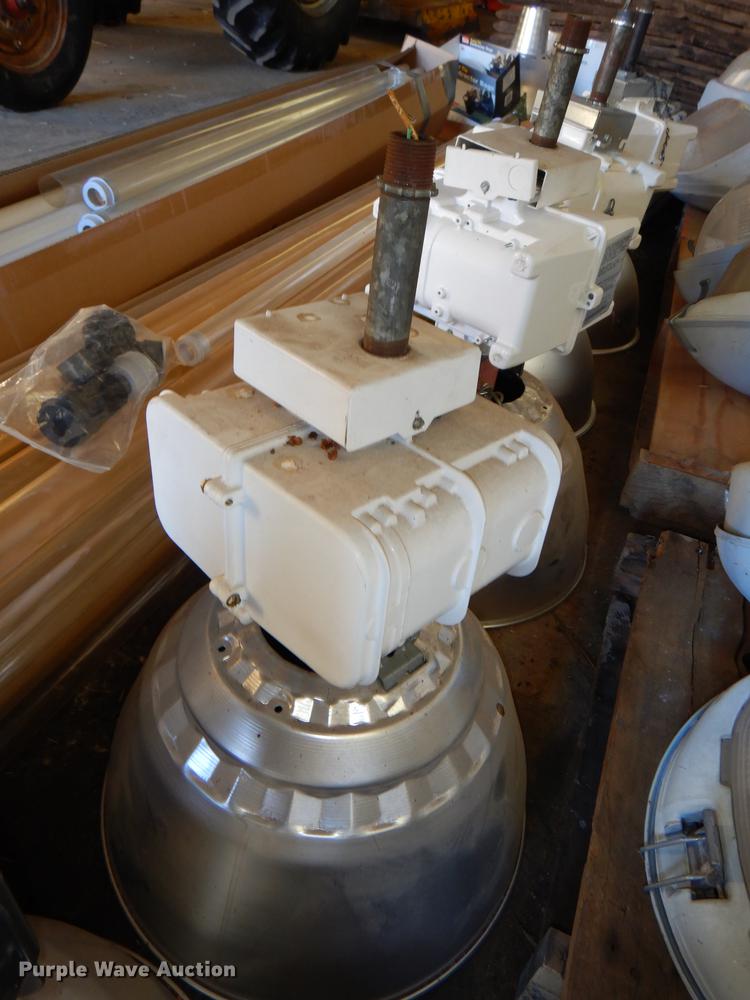 image for item EA9066 (5) Hubbell HID Luminaire lights