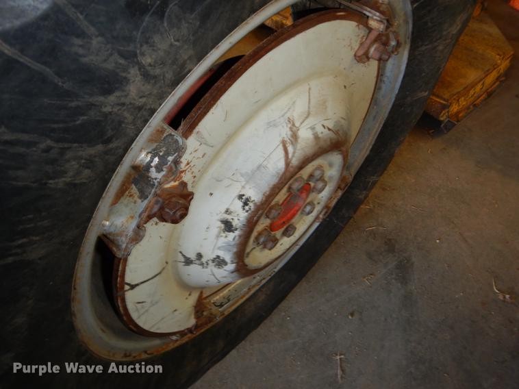 image for item EA9070 1960 Ford 801 tractor