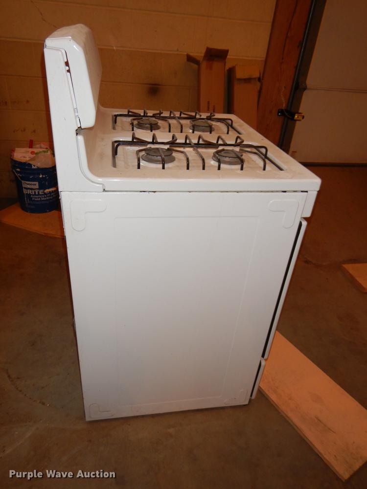 Amana gas stove in Holton, KS Item EA9096 sold Purple Wave