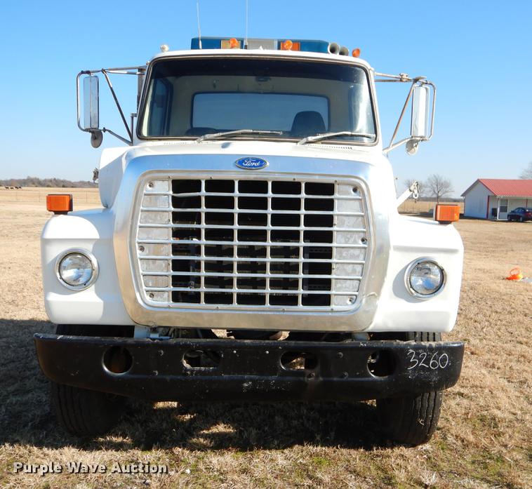 image for item ER9322 1984 Ford 9000 truck cab and chassis