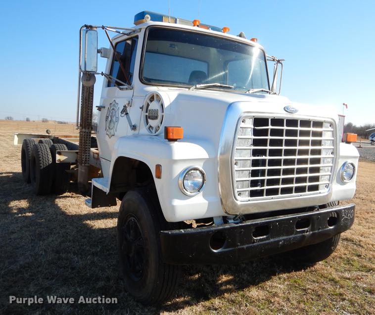 image for item ER9322 1984 Ford 9000 truck cab and chassis