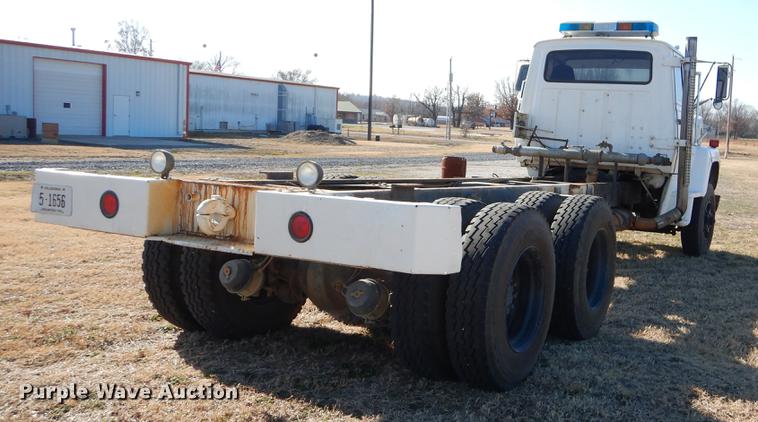 image for item ER9322 1984 Ford 9000 truck cab and chassis