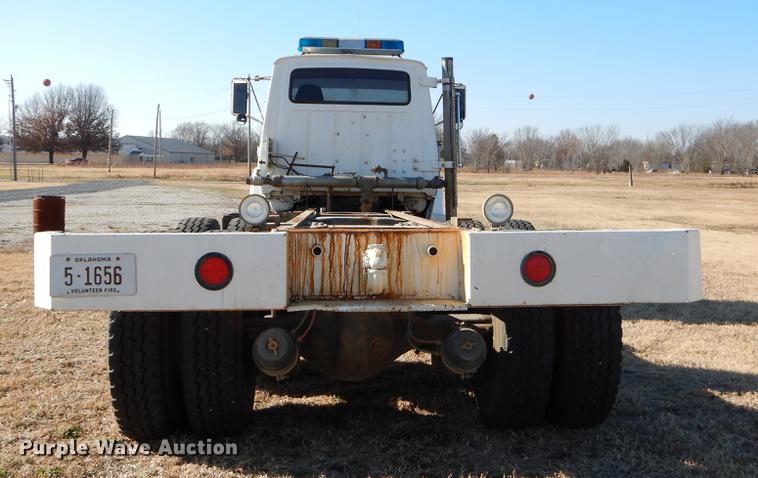 image for item ER9322 1984 Ford 9000 truck cab and chassis