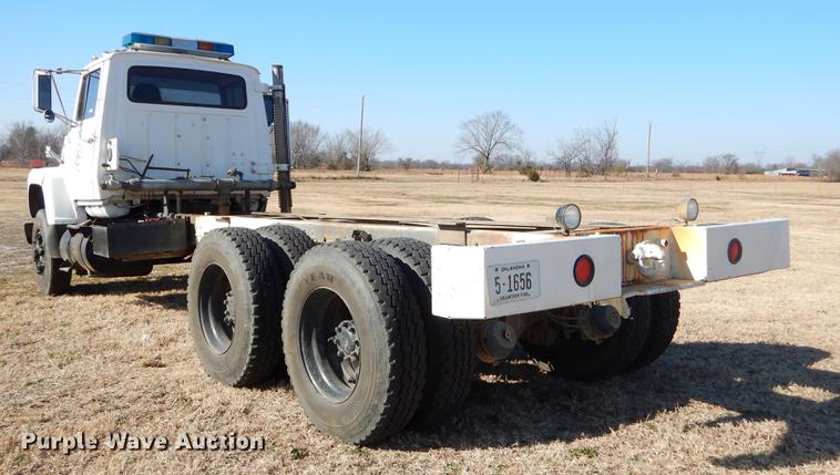 image for item ER9322 1984 Ford 9000 truck cab and chassis