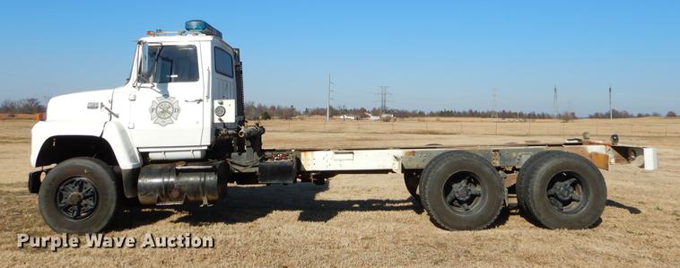 image for item ER9322 1984 Ford 9000 truck cab and chassis