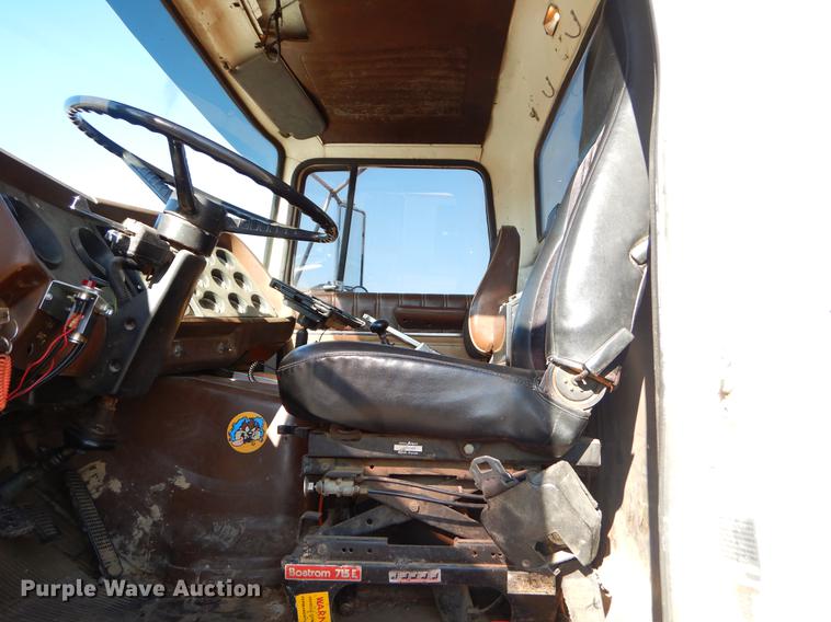 image for item ER9322 1984 Ford 9000 truck cab and chassis