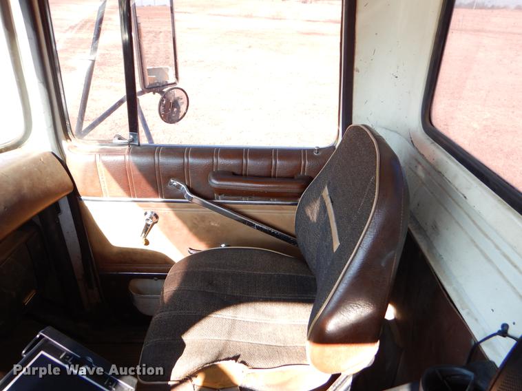 image for item ER9322 1984 Ford 9000 truck cab and chassis